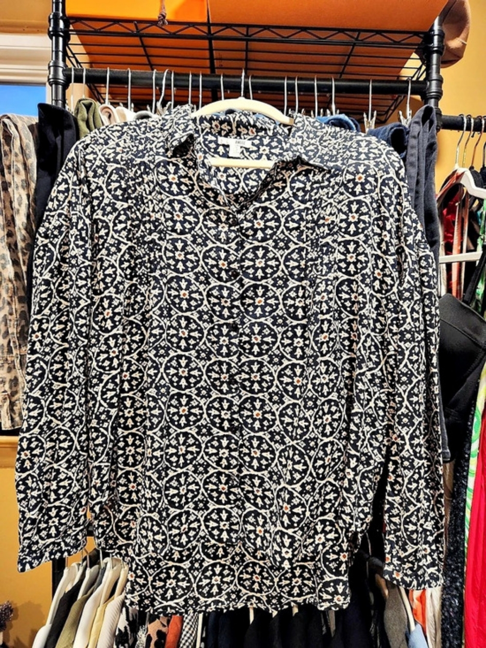 AMUSE Geometric Button Down in Blue & Cream Size Medium Like New